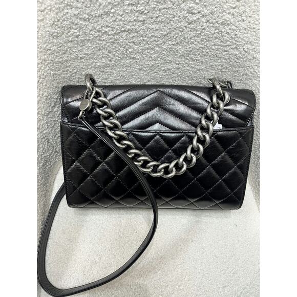 Chanel Chevron Quilted Flap Bag in Black Lambskin Silver Hardware Dustbag & Box - Picture 2 of 3